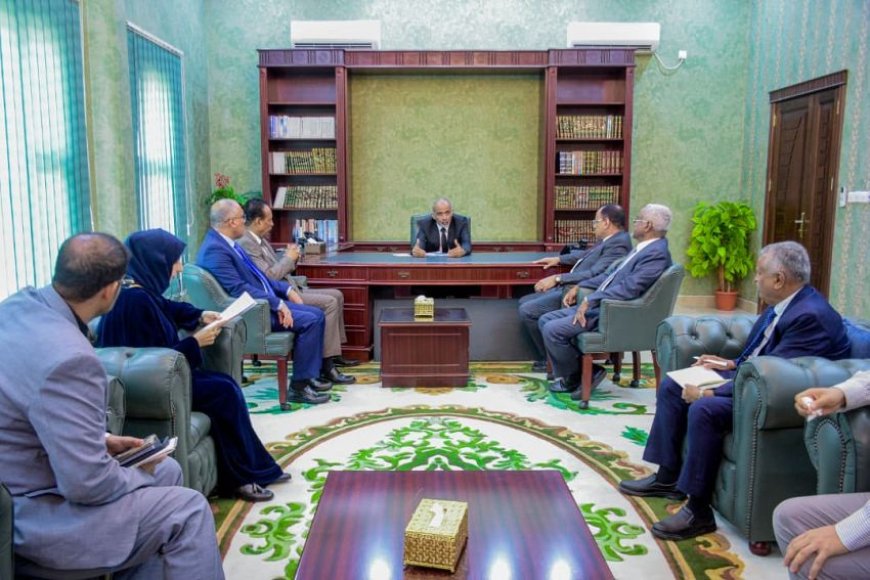 اجتماع في معاشيق يناقش تطوير الخدمات ودعم الاستقرار الاقتصادي