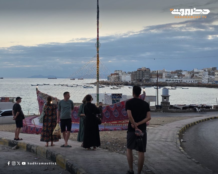 سياح يتجولون في شوارع المكلا ويوثقون جمال الغروب بعدساتهم