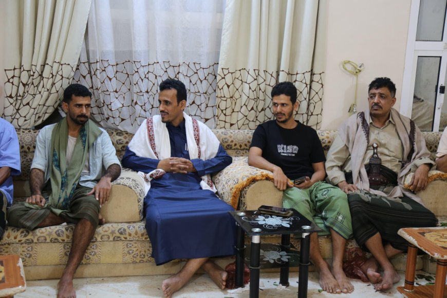 وكيل حضرموت الجيلاني يزور أسرة الشهيد الرائد محمد باحميش رفاقه الشهداء 