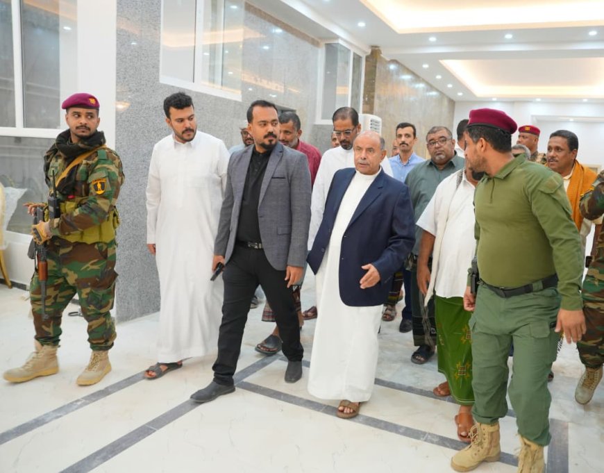 عضو مجلس القيادة الخنبشي يتفقد أعمال صيانة وترميم القصر الجمهوري بمدينة المكلا