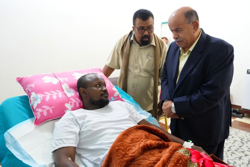 محافظ حضرموت يطمئن على صحة الشاب عوض باعشرة بعد نجاح عمليته الجراحية