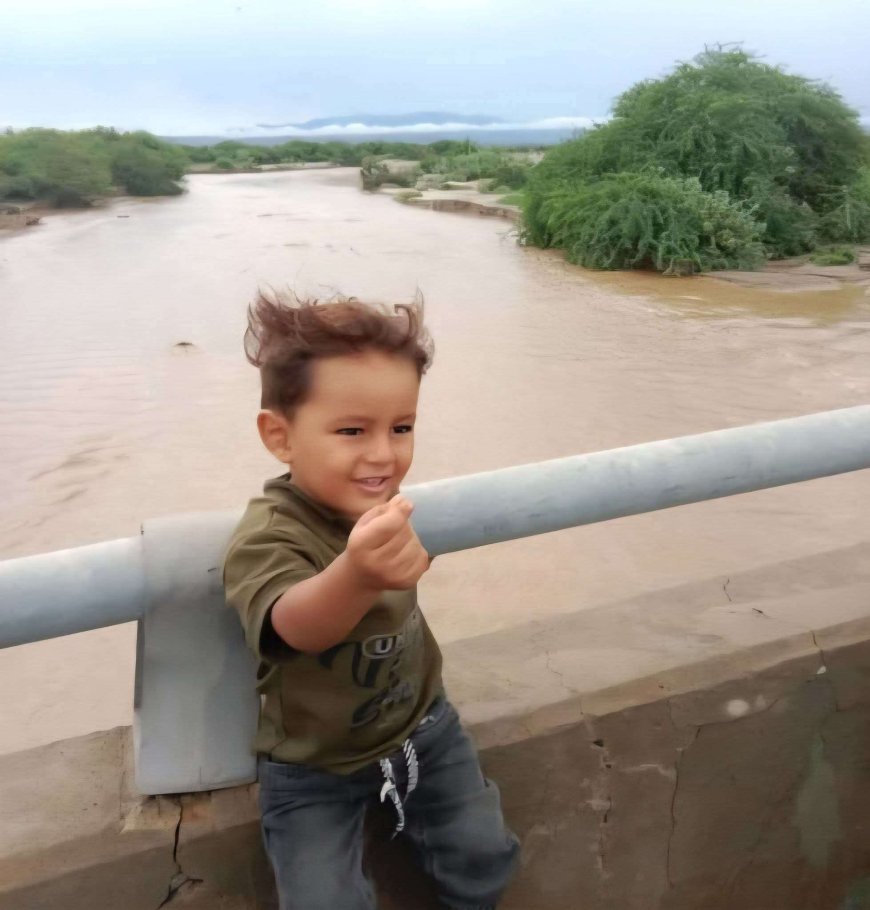 شاهد بالصورة.. أصغر ضحايا القصف الحو ثي طفلة عمرها عامين