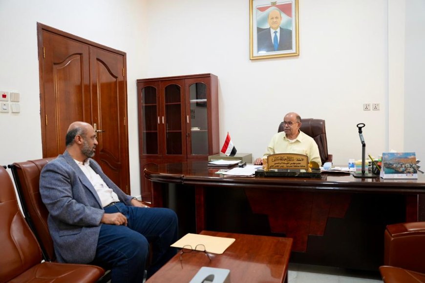 محافظ حضرموت يبحث أوضاع ميناء الشحر وتنظيم نشاط الصيادين