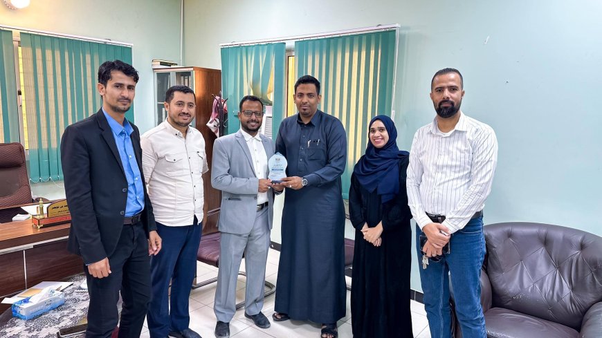 مكتب الصحة بساحل حضرموت يكرم طبيبين تقديراً لتميزهما في البورد المصري