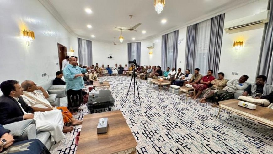 عضو مجلس القيادة محافظ حضرموت يكرم عدد من أسر شهداء النضال السلمي