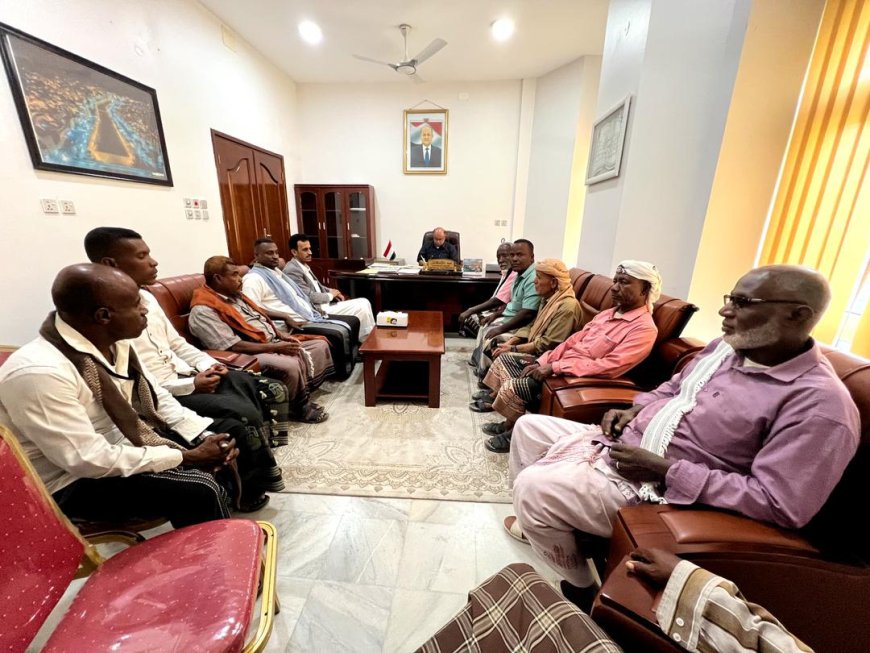 الخنبشي يلتقي أبناء مديرية بروم ميفع ويتسلم منهم درع تقديري لتوجيهه ربط كهرباء المديرية بالشبكة العامة