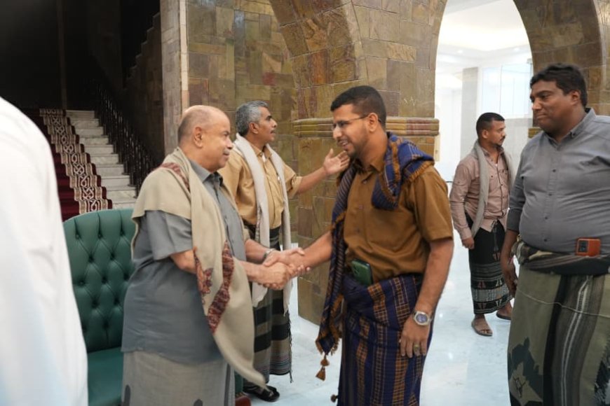 الخنبشي يؤدي صلاة العيد في المكلا ويستقبل جموع المهنئين بالقصر الجمهوري