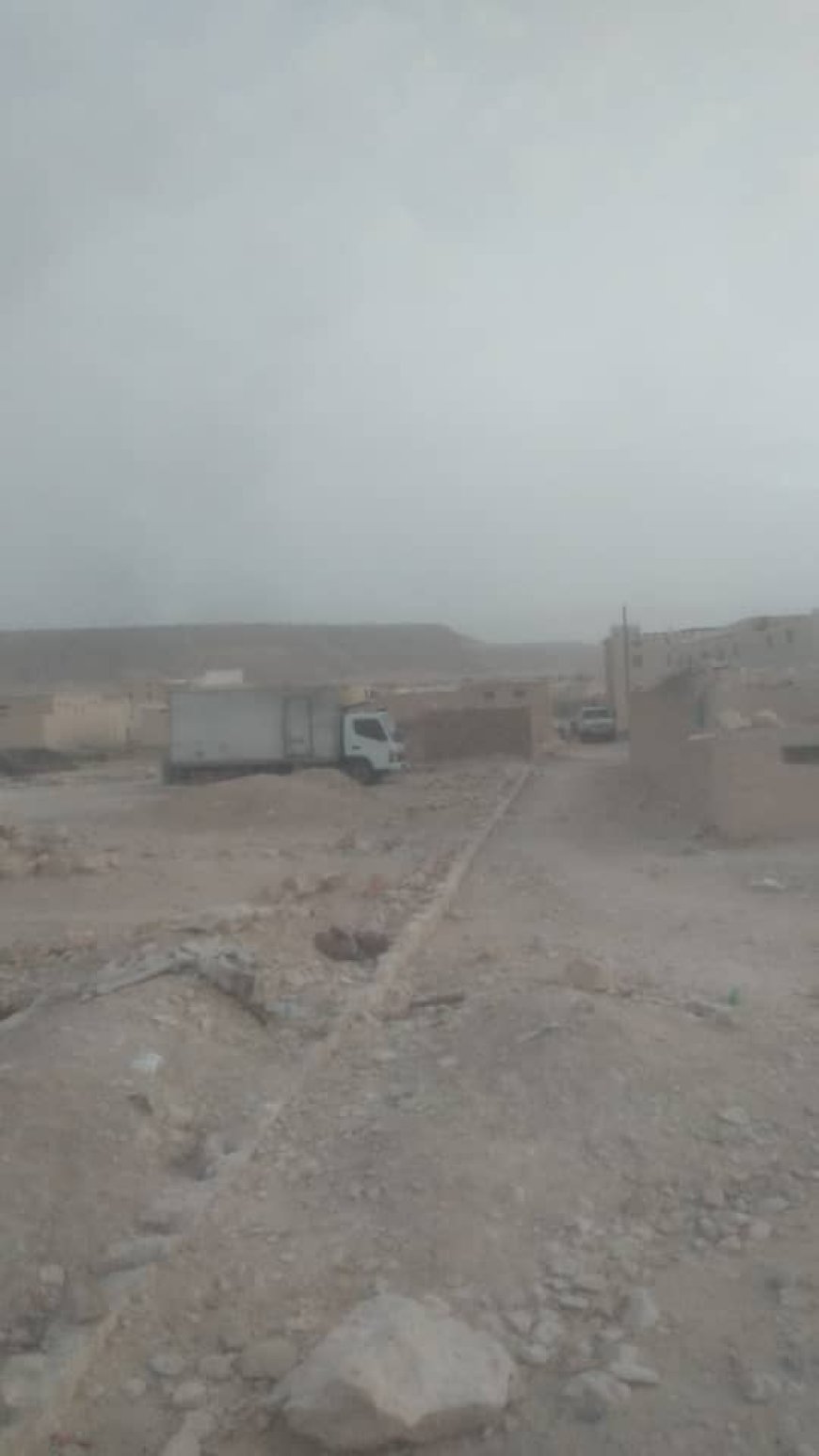 شاهد بالصورة.. سحب كثيفة تغطي سماء الحيسر بحضرموت تزامناً مع تحذيرات جوية