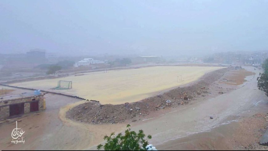 مشاهد ميدانية.. وادي سمعون يفيض ويغمر أجزاء من الشحر