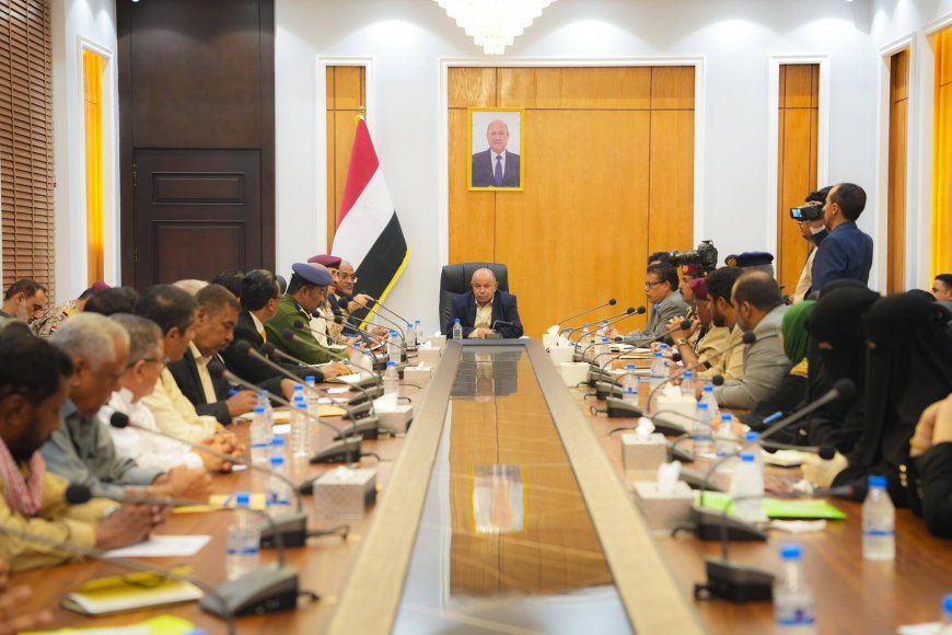 اجتماع استثنائي بحضرموت برئاسة الخنبشي يؤكد على تكامل الجهود بين الحكومة والسلطة المحلية