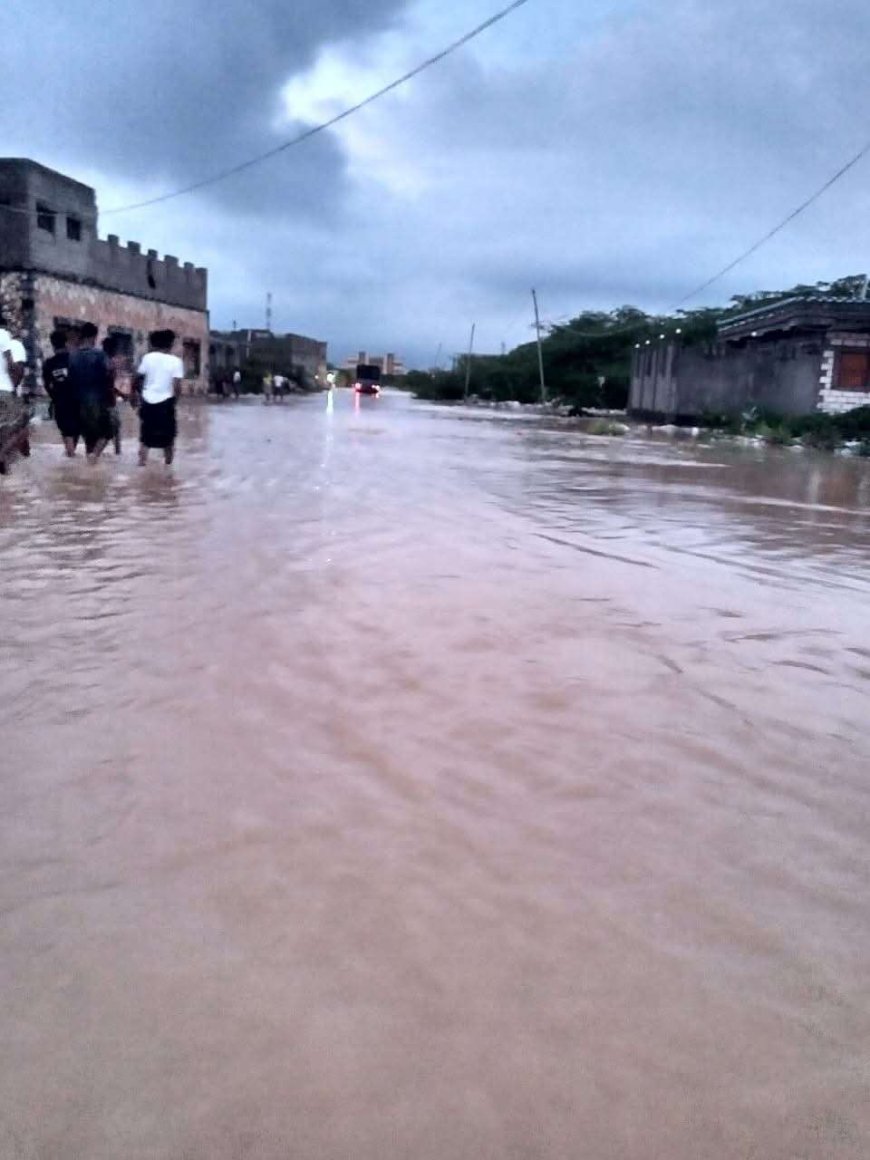 نزوح السكان في قصيعر بعد انهيار حاجز ترابي بسبب السيول