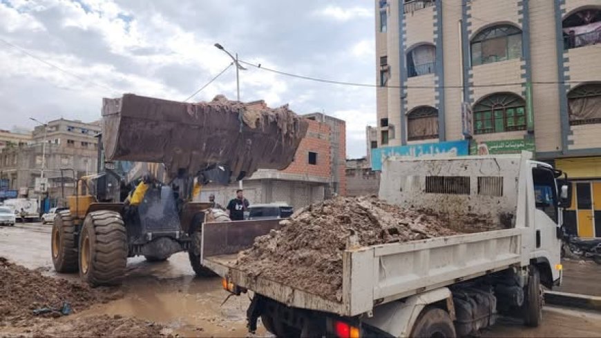 بدء رفع مخلفات الأمطار وتحسين حركة السير في المكلا