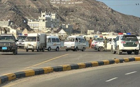 إغلاق طريق التواهي في عدن وتعزيز الانتشار الأمني حول المؤسسات الحكومية