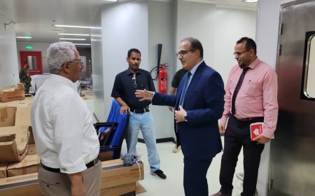 وزير الصحة يتفقد تجهيزات مختبر جودة الأدوية في عدن