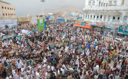 في رسالة وفاء شعبية: احتشاد جماهيري كبير في المكلا وسيئون دعمًا ووفاءً للسعودية