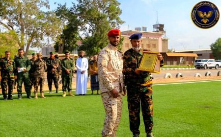 تكريم ضابط بعدن بعد تعرضه لاعتداء لفظي من ناشطة في المجلس المنحل