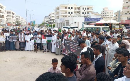 أهالي حي بالمساكن في المكلا ينظمون وقفة تضامنية مع الأسرى الفلسطينيين