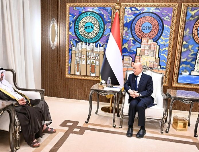 العليمي يؤكد عمق العلاقات اليمنية الكويتية خلال استقباله السفير الحجرف