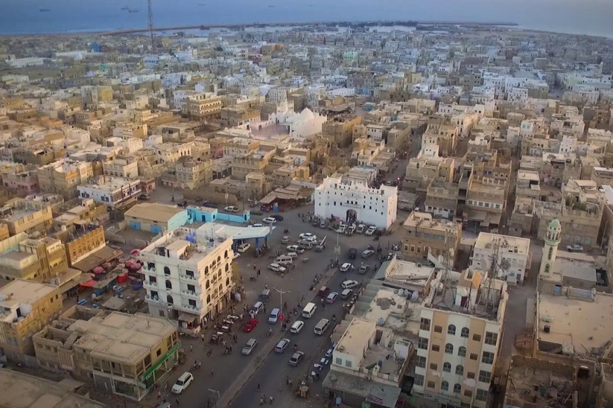 مدينة الشحر تستغيث.. الذباب يغزو الأحياء ومخاوف من تفشي الأوبئة مدينة الشحر تستغيث.. الذباب يغزو الأحياء ومخاوف من تفشي الأوبئة