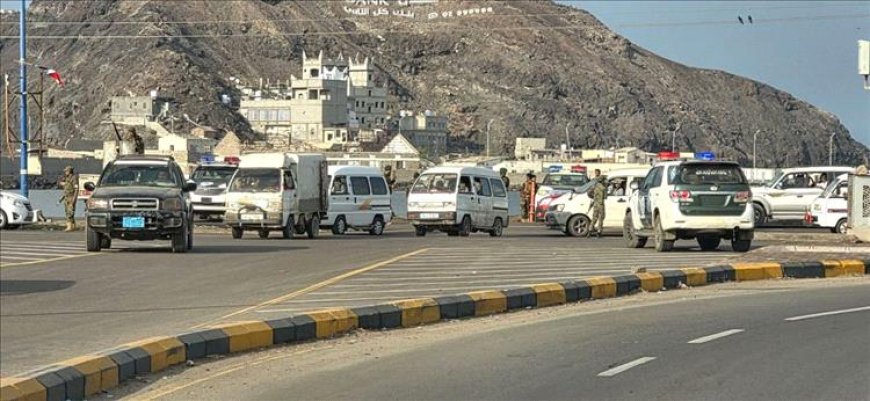 إغلاق طريق التواهي في عدن وتعزيز الانتشار الأمني حول المؤسسات الحكومية