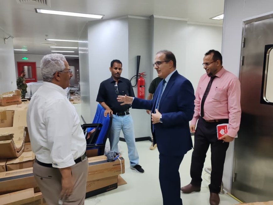 وزير الصحة يتفقد تجهيزات مختبر جودة الأدوية في عدن