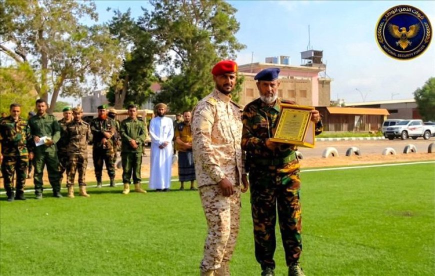 تكريم ضابط بعدن بعد تعرضه لاعتداء لفظي من ناشطة في المجلس المنحل