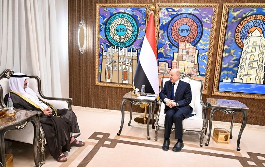 العليمي يؤكد عمق العلاقات اليمنية الكويتية خلال استقباله السفير الحجرف