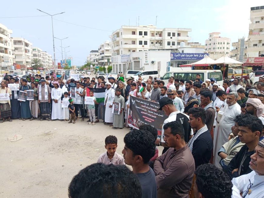 أهالي حي بالمساكن في المكلا ينظمون وقفة تضامنية مع الأسرى الفلسطينيين