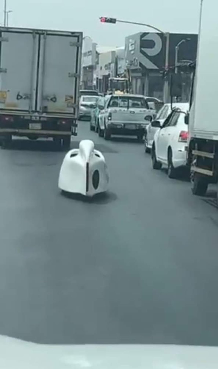 تشبه الكبسولة: سيارة غريبة تسير في السعودية تثير جدلا واسعا