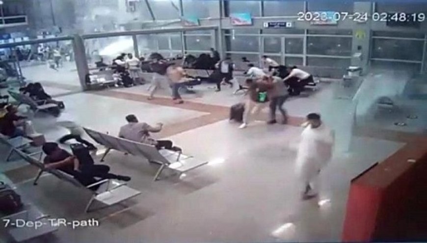 ليلة عاصفة تطيح بواجهة مطار عدن وسقوط جرحى من المسافرين