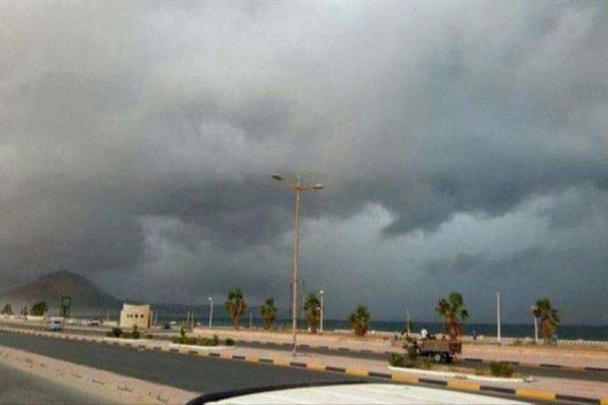 أمطار خفيفة إلى متوسطة تشهدها مدينة المكلا صباح اليوم