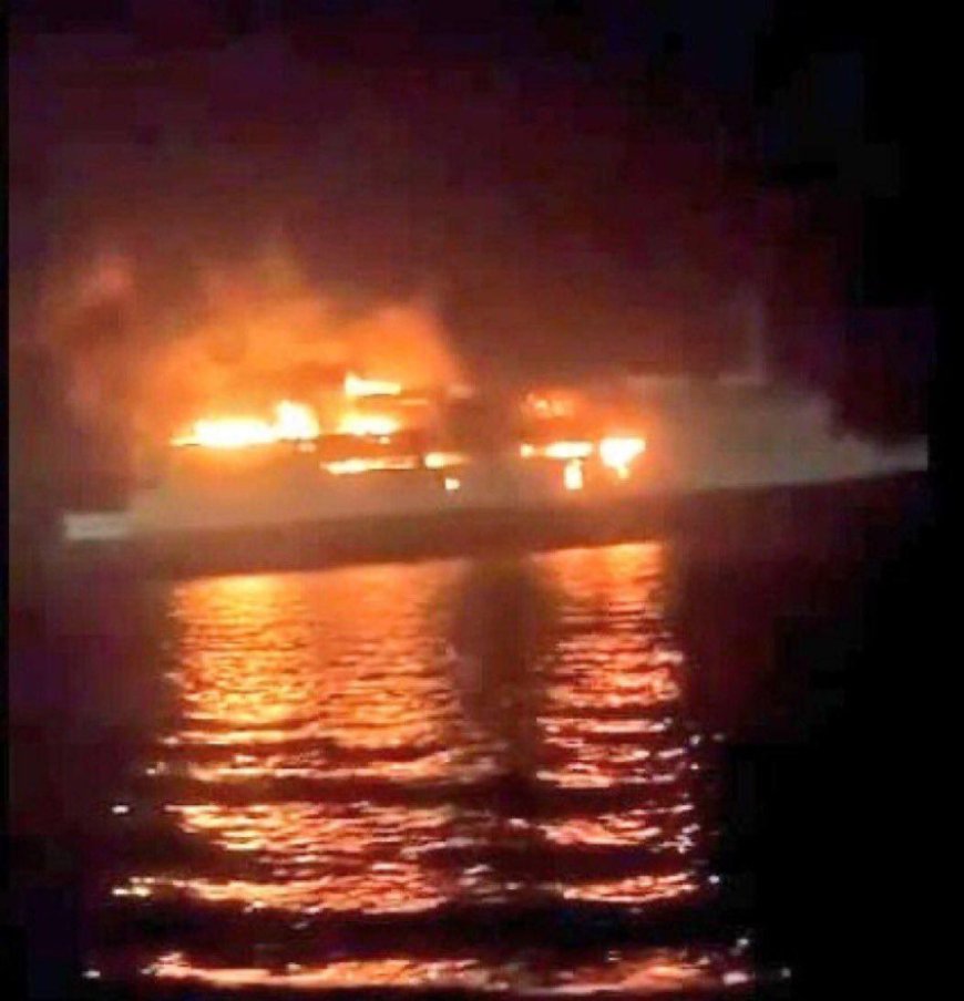 اشتعال النيران بكثافة.. شاهد أول صورة قريبة للسفينة البريطانية في خليج عدن وهي تحترق بعدما قصفها الحوثيون