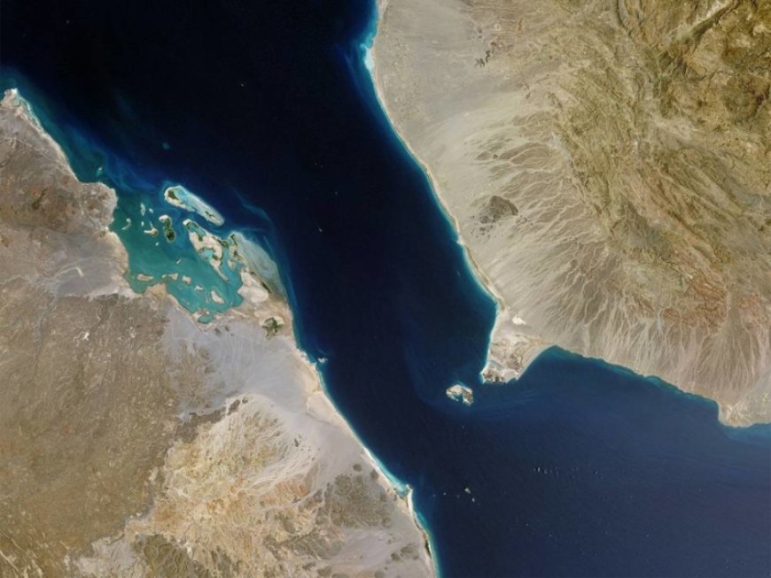 القوات الأمريكية تعلن عن هجوم حوثي بالصواريخ الباليستية على سفينة تجارية في خليج عدن