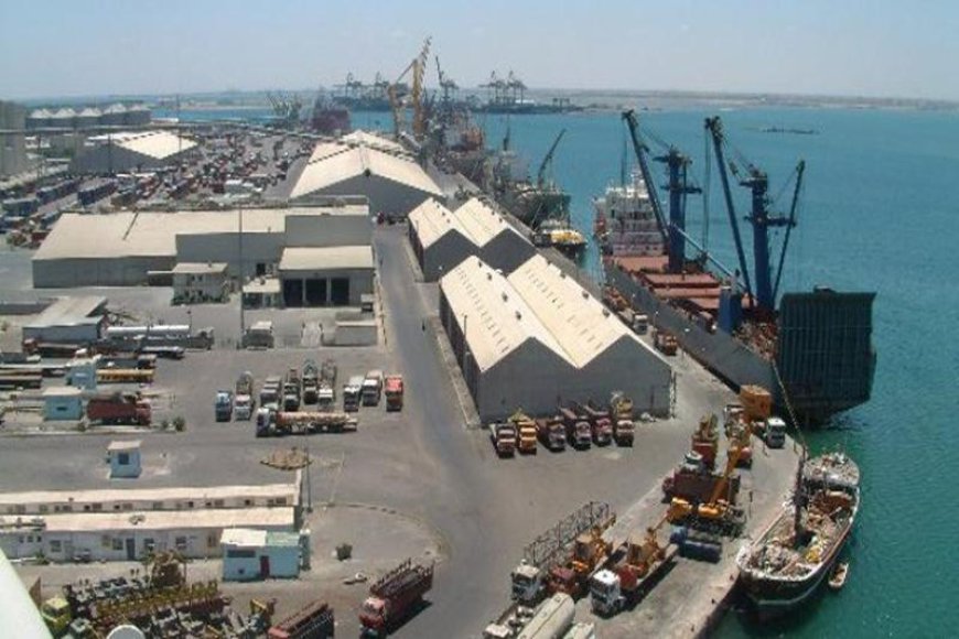 الحكومة الشرعية تعلن فشلها في تأمين وديعة لخفض تكاليف الشحن البحري إلى اليمن