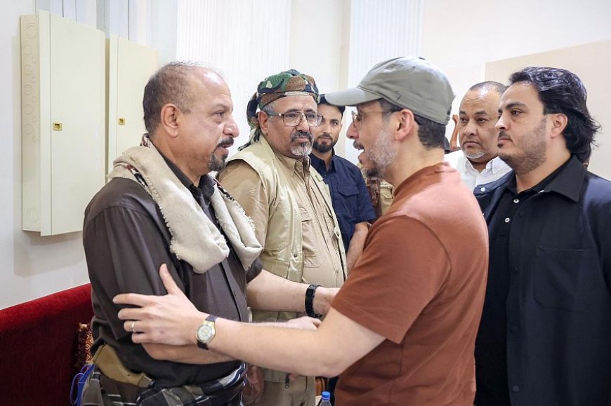 رئيس الوزراء يحضر عزاء نجل المرهبي الذي تعرض للاغتيال بالعاصمة المؤقتة عدن