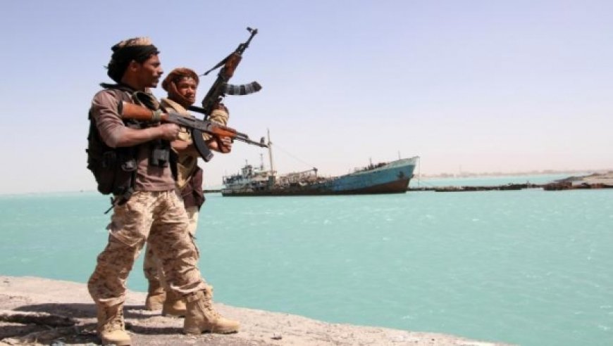 عدد كبير من المسلحين يعتلون سفينة بالقرب من خليج عدن وإعلان للبحرية البريطانية