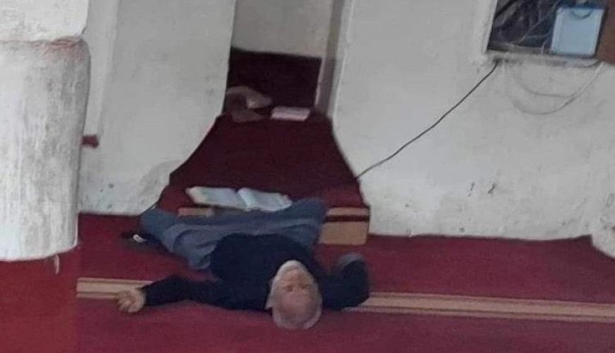 رجل مُسن يموت وهو يقرأ القرآن في مسجد قرية عدن 