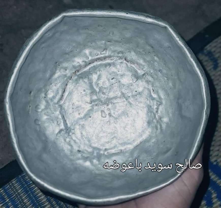ما القصة؟.. العثور على طاسة معدنية نادرة قد تصل قيمتها إلى 16 مليون ريال يمني