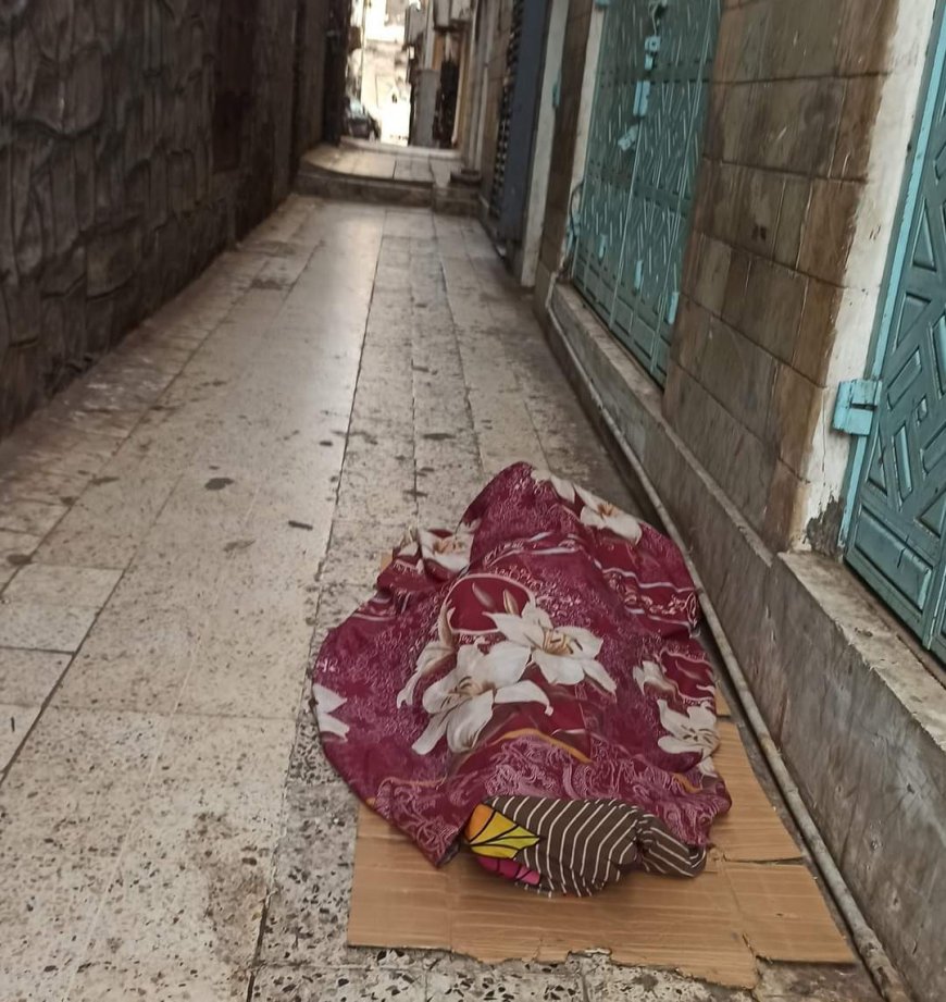 الانقطاع المتكرر للكهرباء والرطوبة العالية تجبران الناس على النوم في الشوارع.. صور مؤلمة من مدينة عدن