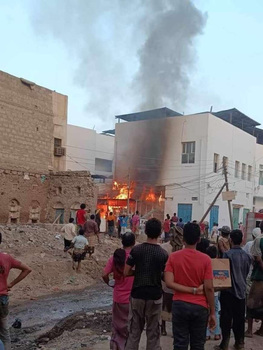 اندلاع حريق هائل ببقالة يمتد إلى ماطور مسجد في عدن