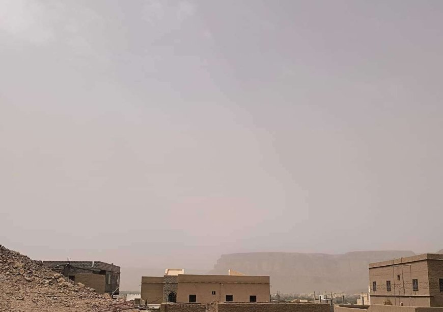 موجة غبار تجتاح مدن وادي حضرموت