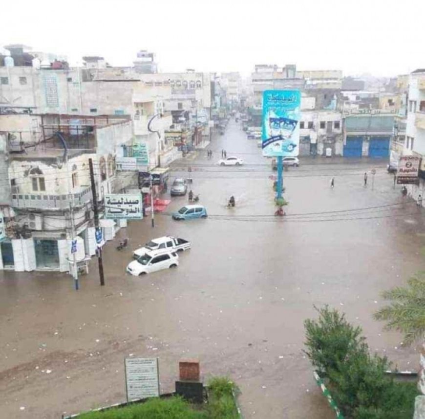 سيول الأمطار تغمر شوارع ومنازل المواطنين في الحديدة