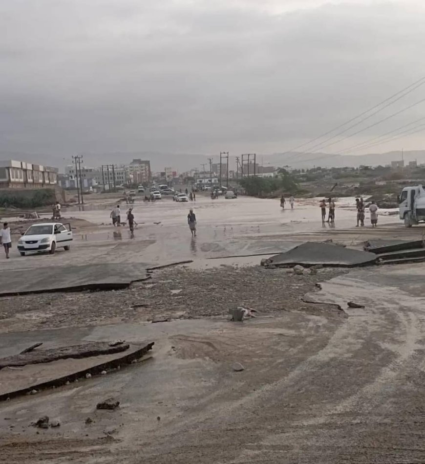 سيول كبيرة في المكلا تسبب قطع الطرق وخسائر في الممتلكات (تفاصيل)