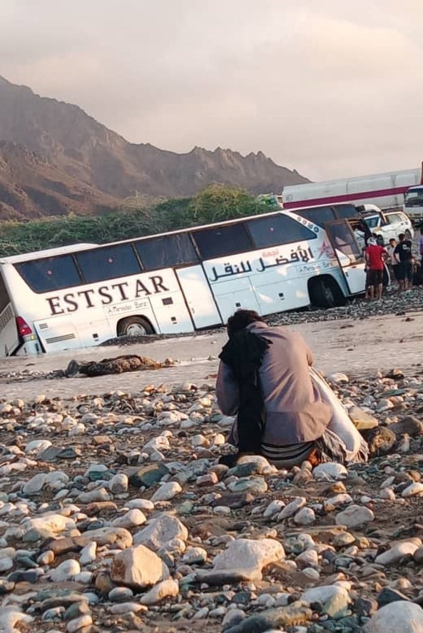 باص يعبر وادي الغبر وسط السيول بشكل متهور