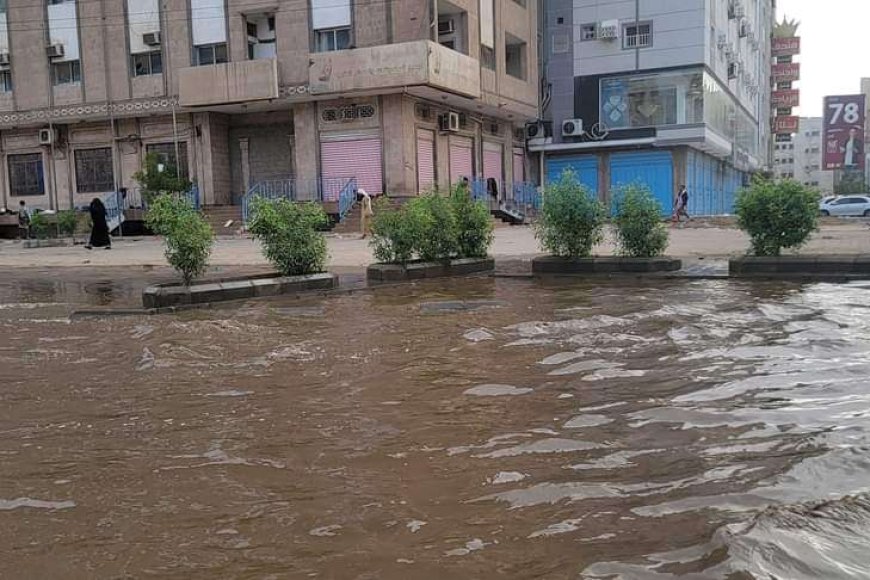 سيول جارفة تقطع الطريق الدولي بين حضرموت والمهرة في الشحر