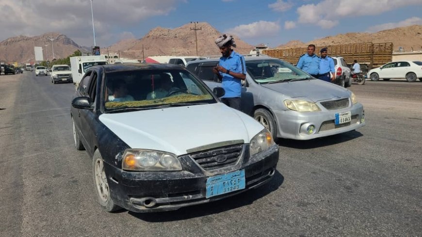 حملة أمنية لضبط المركبات غير المرقمة بالمكلا