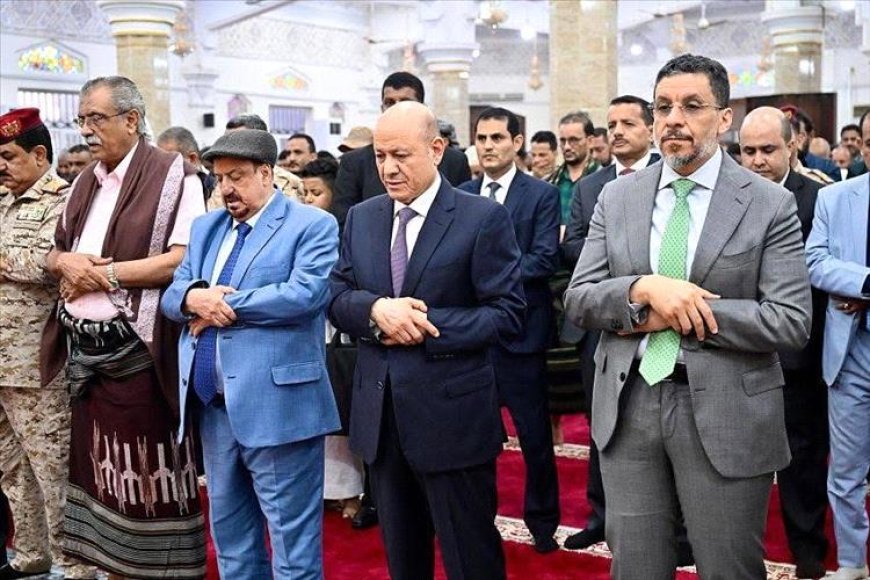 الرئيس العليمي يؤدي صلاة العيد في عدن ويستقبل المهنئين