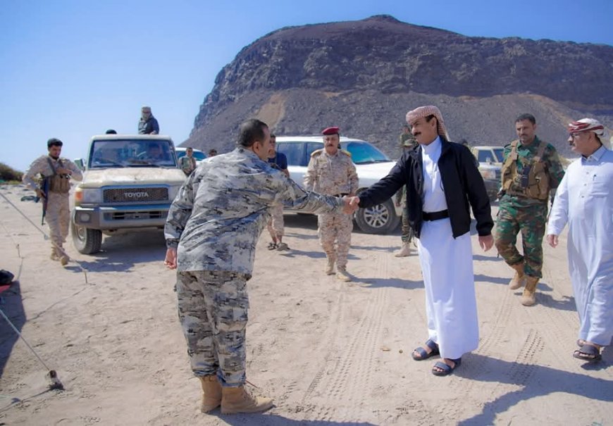 محافظ شبوة يتفقد معسكر خفر السواحل في بير علي ويشيد بدوره في حماية السواحل