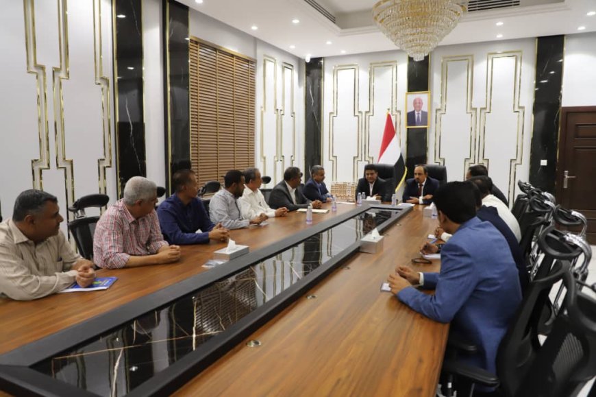 محافظ حضرموت ووزير النفط يبحثان تعزيز استقرار التموين بالمشتقات النفطية ومخزون الغاز