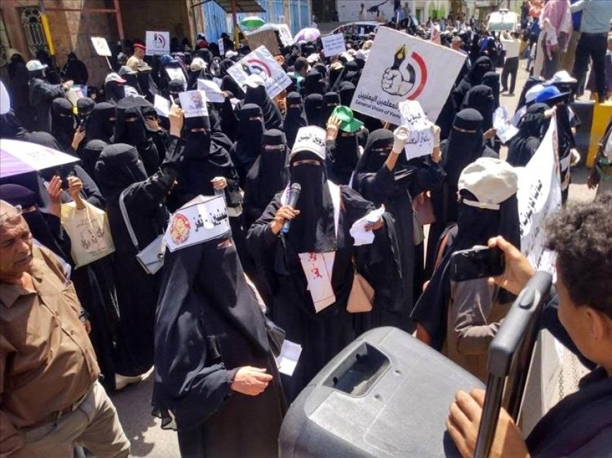 المعلمون في تعز يوسّعون احتجاجاتهم ويتمسّكون بمقاطعة الامتحانات